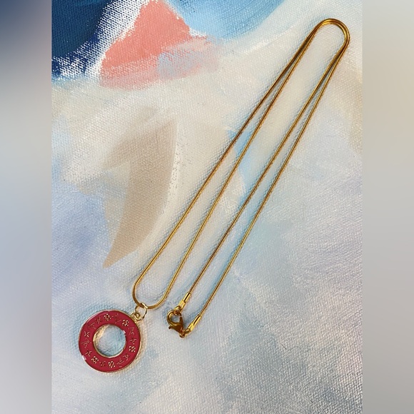 Elegant Pink and Gold LV Pendant & Chain Necklace - Picture 4 of 5